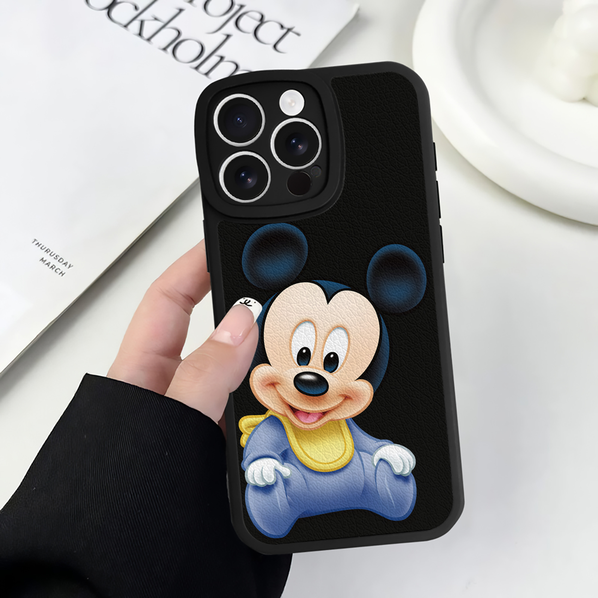 （画像用） ミッキーマウス Mickey Mouse 【iPhone 16シリーズ対応】シリコンスマホケース（レザー調） 材質：シリコン